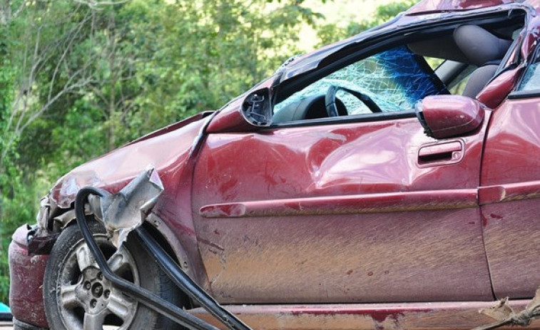 Un conductor kamikaze provoca un accidente con tres heridos en Oleiros