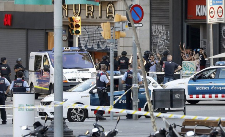 Un atropello masivo en Barcelona deja al menos 13 muertos y decenas de heridos