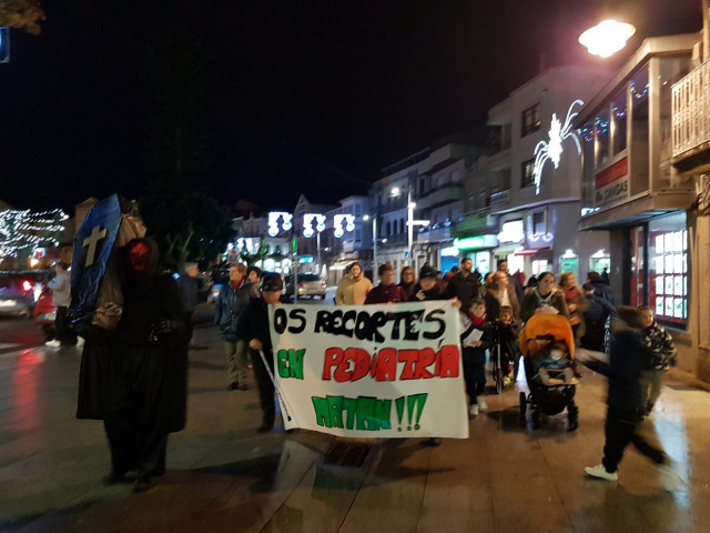 Manifestación de las madres y padres de Aldán y O Hío en Cangas.