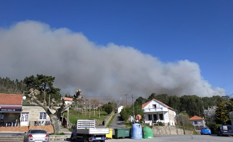 El incendio se acerca a las casas y sigue sin control en la zona de Rianxo - Dodro (vídeos)