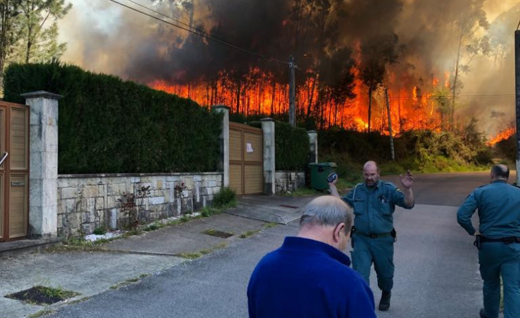 (VÍDEO) Así de cerca de las casas estuvo el incendio de Rianxo