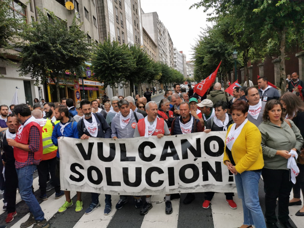 Trabajadores de Vulcano y representantes políticos de la oposición se concentran frente al Parlamento de Galicia para reclamar 