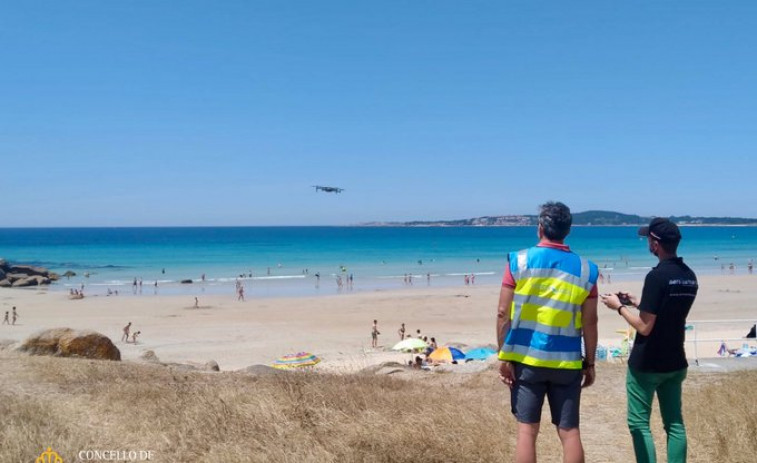 (VÍDEO) Los drones comienzan a controlar las playas de Sanxenxo, pese al fiasco de las parcelas en el Silgar