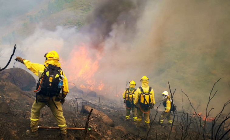 Declarado un incendio en Muíños y que afecta al parque natural de O Xurés después de entrar desde Portugal