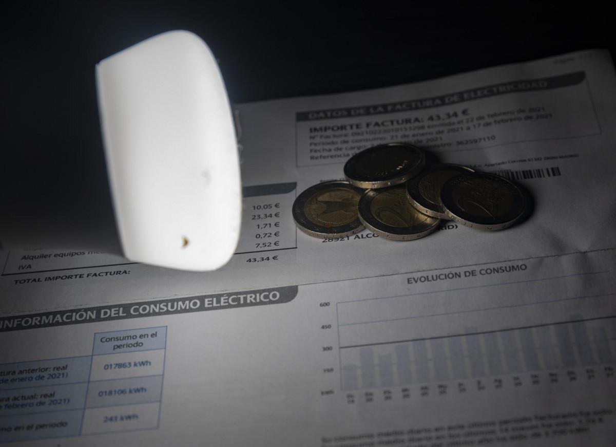 Archivo - Una lámpara refleja el importe de una factura el día en que el precio de la luz ha marcado un mínimo por primera vez en dos meses, a 27 de diciembre de 2021, en Madrid, (España). El prec