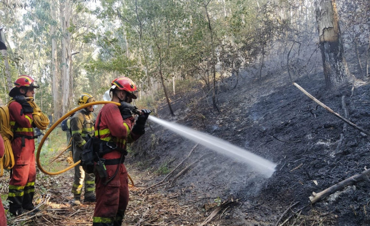 Cuatro incendios forestales notables activos en Castrelo, A Cañiza, Ponteareas y Arbo