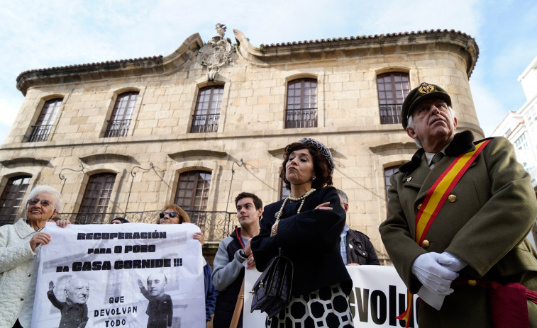 La III Marcha Cívica por la devolución de la Casa Cornide pide que el inmueble siga el camino del Pazo de Meirás