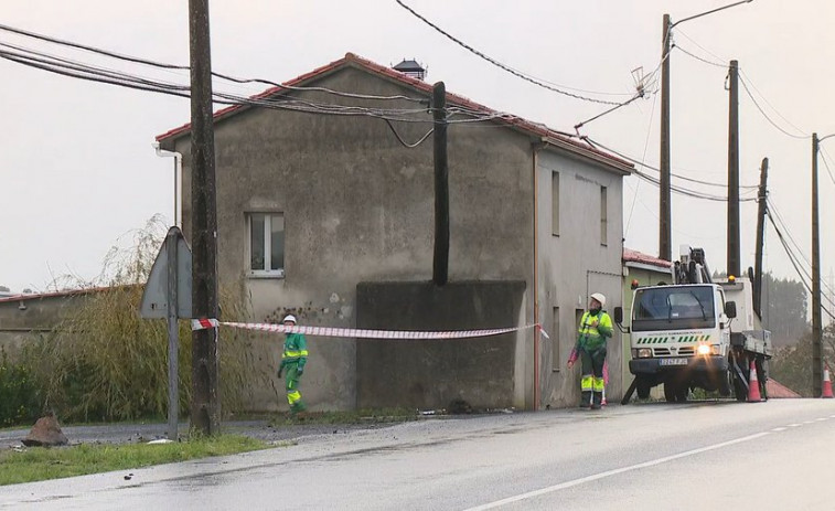 Accidente mortal en Carballo: fallece un vecino de Coristanco de 47 años al chocar contra dos postes y una casa