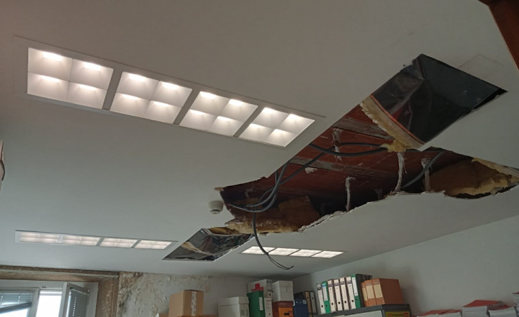UGT-Justicia denuncia la caída de parte del techo de un despacho de los juzgados de Noia
