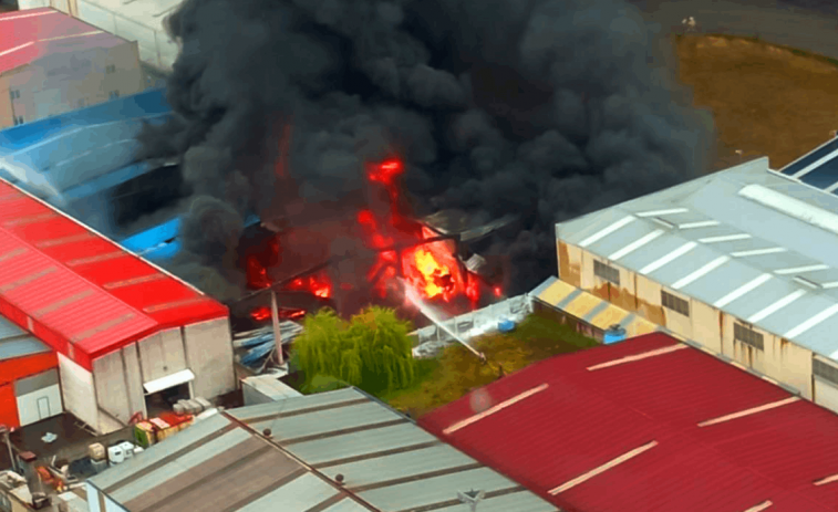 Emergencia por incendio industrial en Vilalba, en una planta de reciclaje, Ambigal, de Sete Pontes (vídeo)