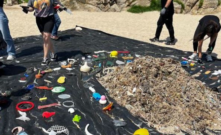 La playa para perros de A Coruña, Bens, rebosa de tantos plásticos que 