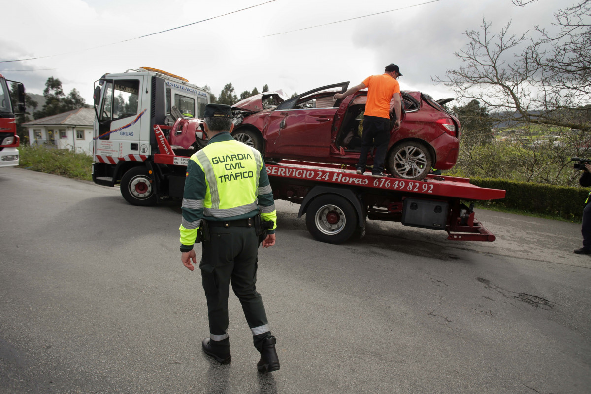 Archivo - Un Guardia Civil vigila la retirada del coche siniestrado, en el accidente, por una grúa, a 1 de abril de 2023, en Xove, Lugo, Galicia.
