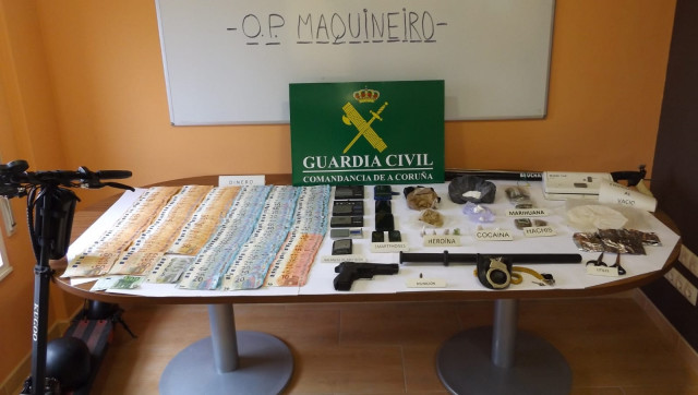 Droga, dinero, armas y móviles incautados en la desarticulación de un punto de venta de drogas en Rianxo (A Coruña).