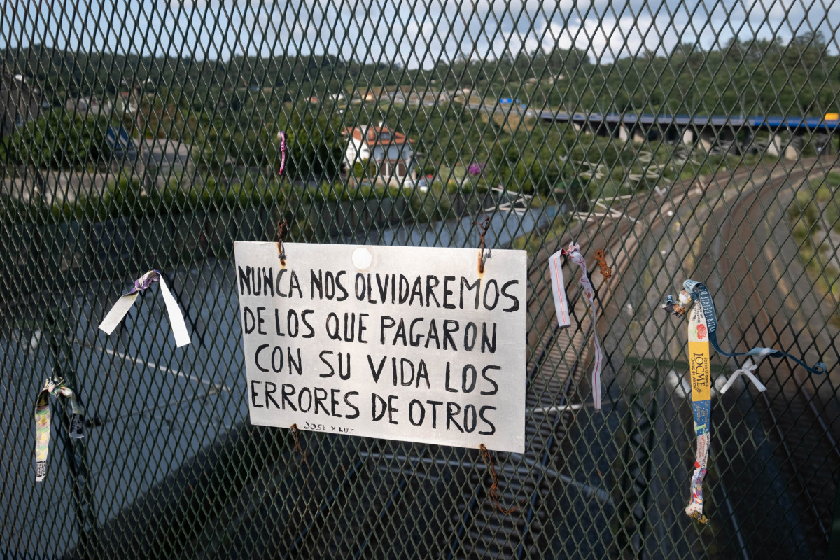 Mensaje colgado sobre las vías de la curva de A Grandeira, en la parroquia compostelana de Angrois, donde se produjo el accidente del Alvia el 24 de julio de 2013, en el que fallecieron 80 personas. 