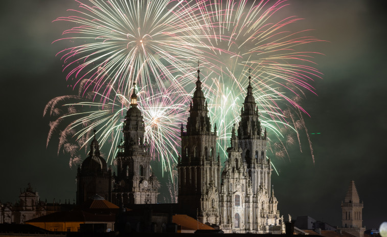Los Fogos do Apóstolo llenan de luz y color la noche de Santiago de Compostela