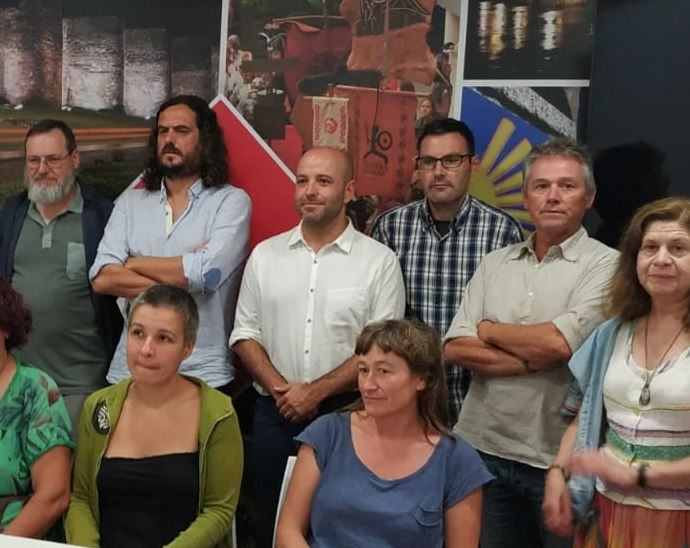 Villares en el centro con camisa blanca en la presentación del movimiento ciudadano crítico con el parque eólico de O Iribio en una foto de archivo cuando era líder de En Marea