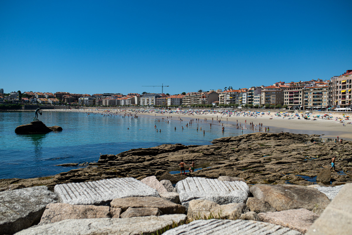 Varias personas en la playa, a 7 de agosto de 2023, en Pontevedra, Galicia (España).
