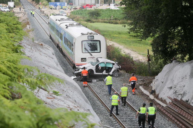 Archivo - Vista del choque del tren a un coche en un paso a nivel, a 12 de julio de 2023, en Lugo, Galicia (España).