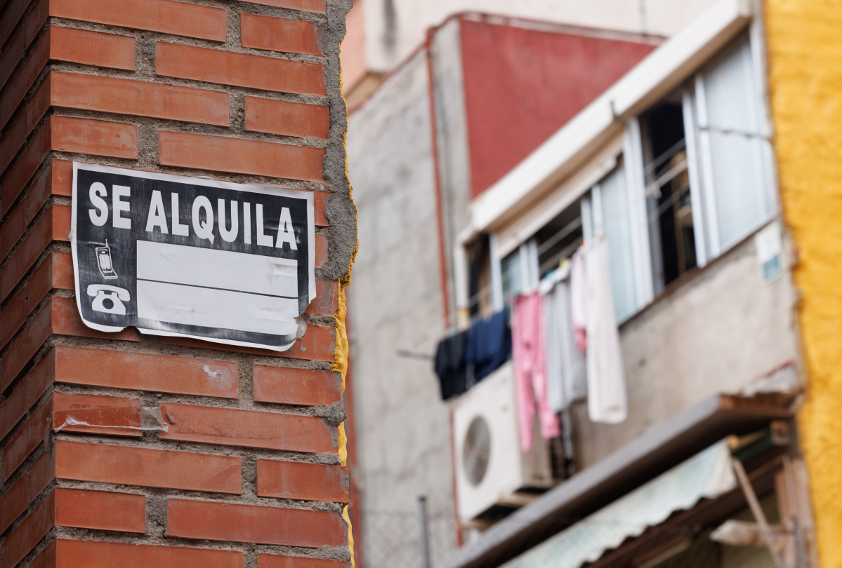 Archivo - Un cartel de 'Se Alquila', 19 de junio de 2023, en Madrid (España). El precio del alquiler interanual creció un 11,1% en mayo en la Comunidad de Madrid hasta los 16,37 euros por metro cuad