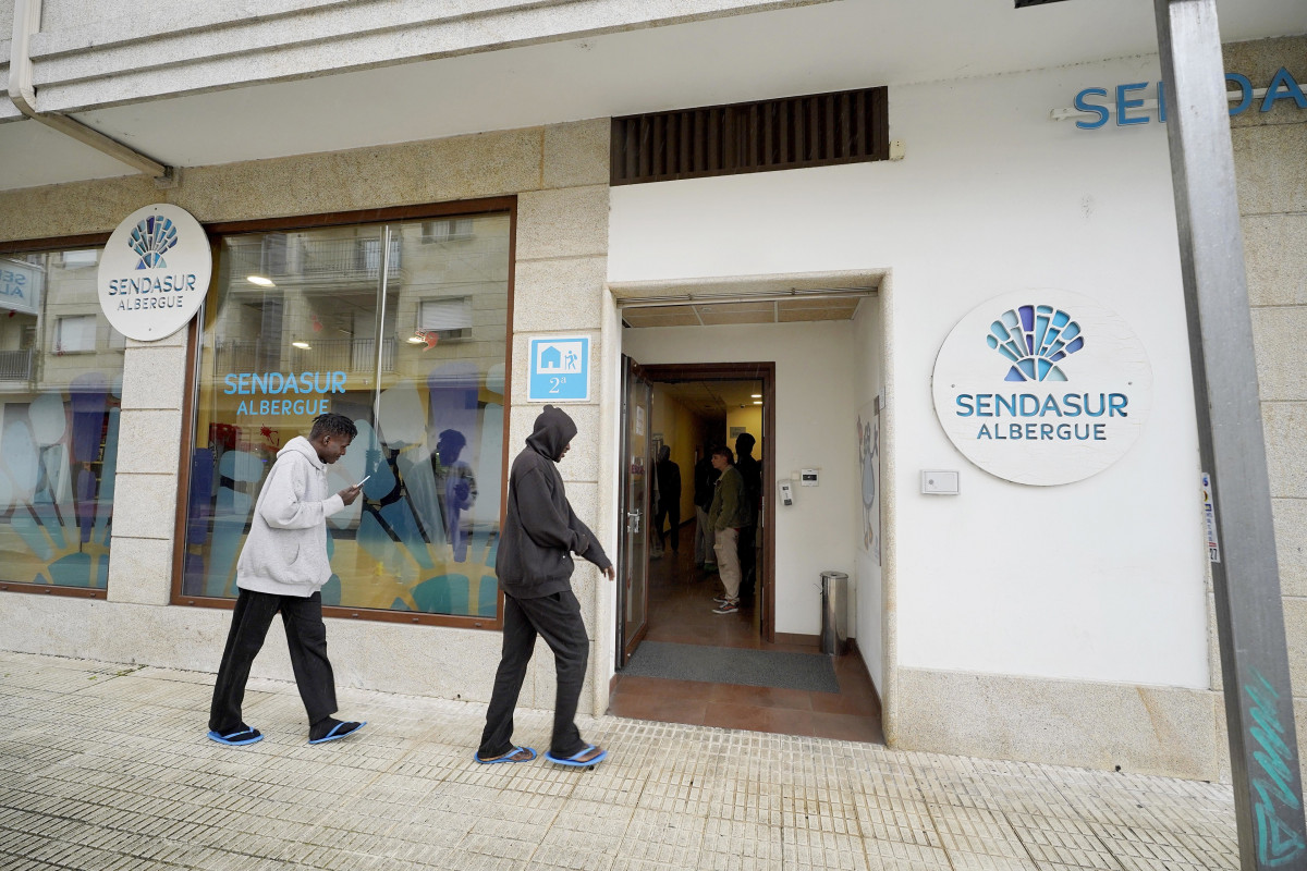 Varios inmigrantes desplazados desde Canarias en el albergue Sendasur, a 31 de octubre de 2023, en O Porriño, Vigo, Galicia.