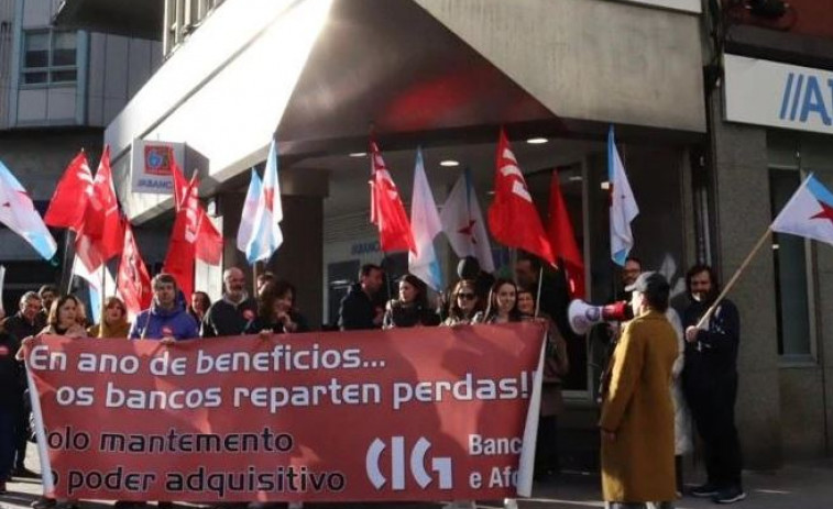 Sindicatos convocan huelga en Abanca advirtiendo del alza de atracos y caída de sueldos