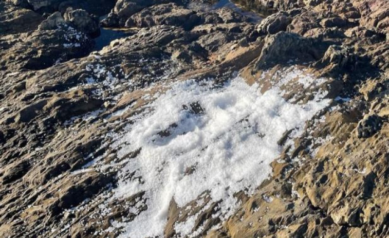 Millones de pellets de plástico siguen llegando al Parque Natural de Corrubedo y otras playas (vídeo)