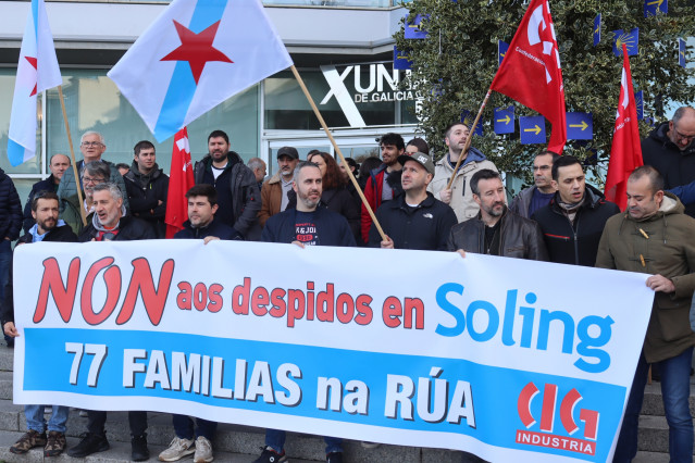 Concentración de trabajadores de la auxiliar del naval Soling Instalaciones, ante la delegación de la Xunta en Vigo, a 12 de febrero de 2024.