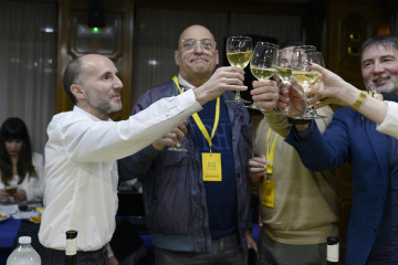 El alcalde de la ciudad y presidente de DO, Gonzalo Pérez Jácome (1i), y el candidato a la Xunta de Galicia, Armando Ojea (2i), celebran durante el seguimiento de la jornada electoral de los comicio