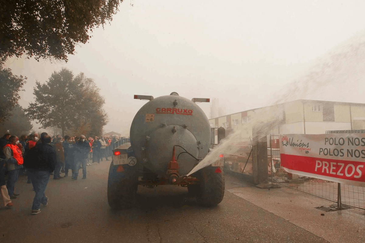 Cisterna vertiendo leche en una protesta convocada por Uniu00f3ns Agrarias frente Lacatalis en 2021