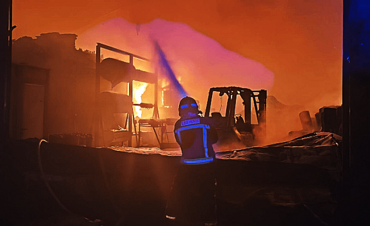 Incendio arrasa almacén agrícola de Clun Feiraco en Mazaricos