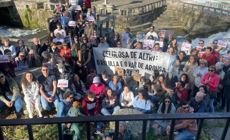 Concentración junto al río Ulla en Monterroso para rechazar la instalación de Altri