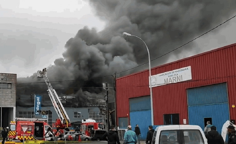 Activada emergencia: explosión e incendio en nave industrial en polígono de O Ceao de Lugo (vídeos)