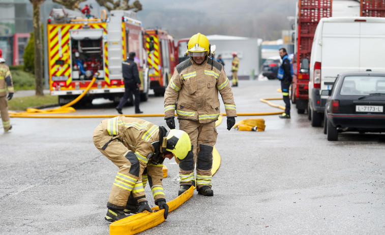 Los servicios de emergencias controlan el incendio de una nave en Vigo