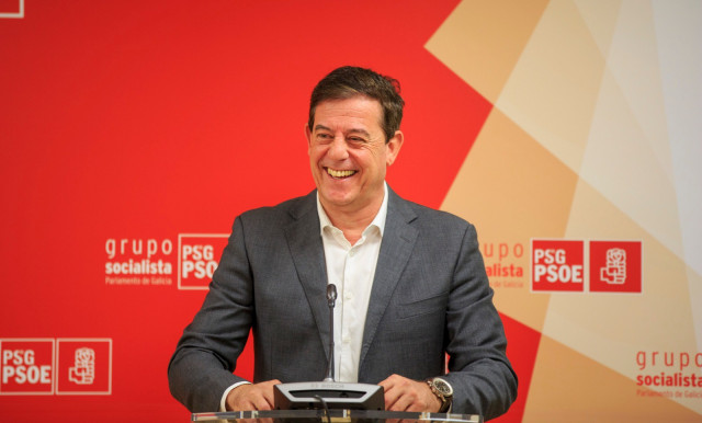 El secretario xeral y portavoz parlamentario del PSdeG, José Ramón Gómez Besteiro, en rueda de prensa