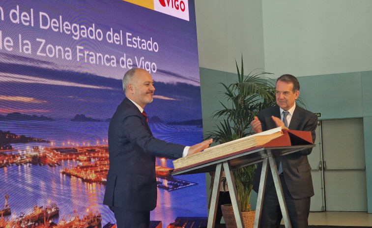 David Regades jura de nuevo el cargo en su regresa a la Zona Franca de Vigo