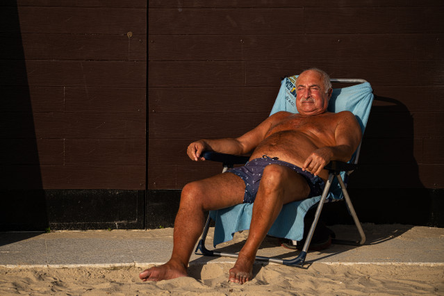 Archivo - Un hombre toma el sol en la playa de Silgar, a 25 de enero de 2024