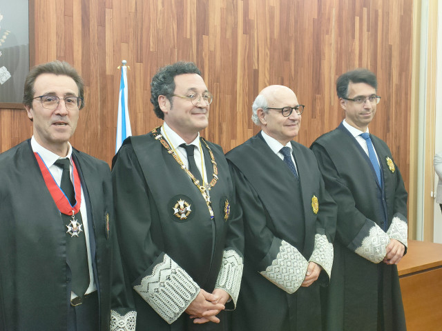 El Fiscal General del Estado, Alvaro García Ortiz (2-i), en el acto de toma de posesión del nuevo Fiscal Jefe de Área de Vigo, a 19 de abril de 2024