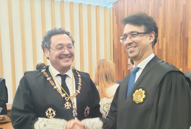 El Fiscal General del Estado, Álvaro García Ortiz (i) y el nuevo fiscal jefe de Área de Vigo, Óscar Vladimir Vallejo Torres, en el acto de toma de posesión del segundo, a 19 de abril de  2024.