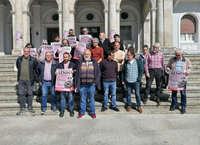 Organizadores del evento en homenaje a Lenin en Ferrol junto a representantes de colectivos que se solidarizan ante la suspensión del evento en el Ateneo de la ciudad