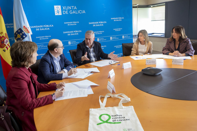 El conselleiro de Sanidade, Antonio Gómez Caamaño,se  reúne con la Asociación Española contra o Cancro na Coruña e a presidenta da xunta local de Ferrol.