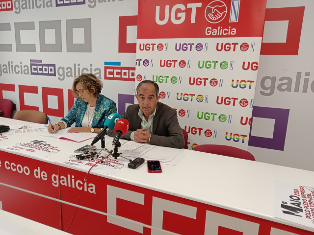 La secretaria xeral de CC.OO. De Galicia, Amelia Pérez, y el secretario xeral de UGT-Galicia, José Antonio Gómez, en rueda de prensa