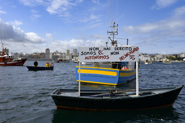 Archivo - Un barco de flota artesanal con un cartel en el que se lee: ` Non hai dereito, somos autónomos non delincuentes´, tras la convocatoria de paro por parte de la Federación Galega de Cofradías de Pescadores en la dársena de A Marina en A Coruña, Ga