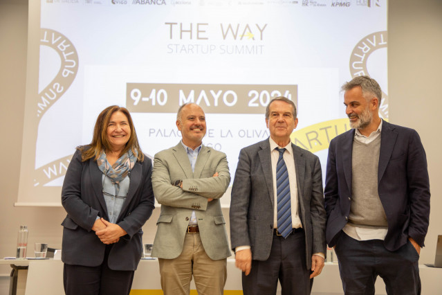 La delegada de la Xunta en Vigo, Ana Ortiz; el delegado de Zona Franca, David Regades; el alcalde, Abel Caballero; y el organizador, Lalo García, en la presentación del foro 'The Way Startup Summit 2024'.