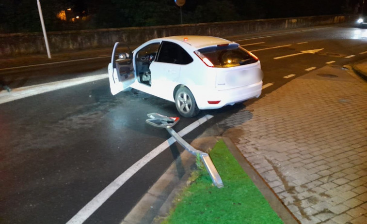 Un conductor borracho se sale de la vía y estampa su coche contra una señal en pleno Lugo
