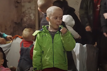 Niños de Ucrania refugiados durante la batalla de Mariupol en una imagen del documental 20 días en Mariupol