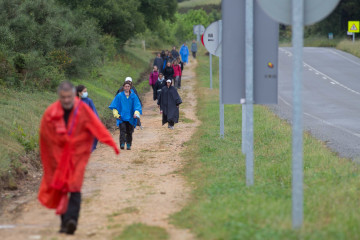 Archivo - Un grupo escolar madrileño camina dirección a Santiago de Compostela por la ruta del Camino de Santiago francés, a 17 de junio de 2021, en Lugo