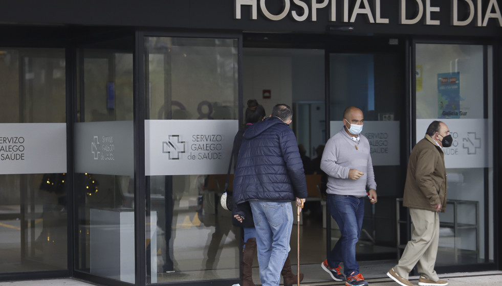Archivo - Varias personas salen con mascarilla del Hospital Álvaro Cunqueiro de Vigo.