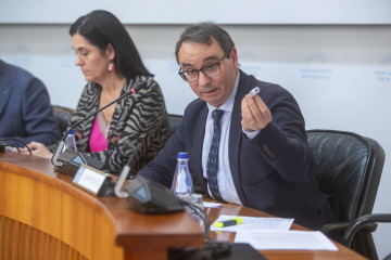 El director xeral de Xustiza, José Tronchoni, interviene en la Comisión primera del Parlamento de Galicia