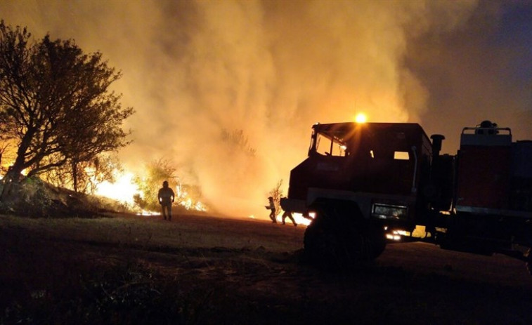 Un incendio forestal avanza por el Parque Natural da Baixa Limia-Serra do Xurés