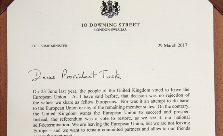 Theresa May pide cooperación económica y de seguridad en su carta de divorcio a la UE